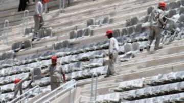 Obreros ya trabajan para instalar las butacas del estadio de Curitiba, la Arena da Baixada, palco del Espa&ntilde;a - Australia en el Mundial de Brasil.