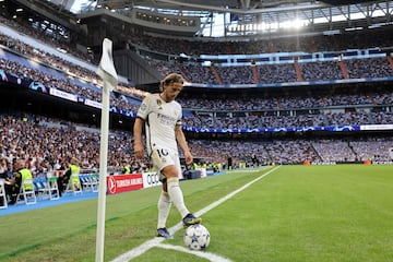 Modric se prepara para sacar un córner, en Champions.