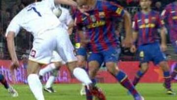 <b>CONTACTO. </b> Jeffren toca la rodilla de Lopo dentro del área.