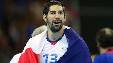 Nikola Karabatic posa con la bandera de Francia tras ganar el oro olímpico en los Juegos Olímpicos de Londres 2012.