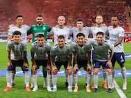GUADALAJARA (MÉXICO), 27/11/2025.- Jugadores de Cruz Azul forman este jueves, en un partido de cuartos final de la Liga MX entre Guadalajara y Cruz Azul en el Estadio Akron, en Guadalajara (México). EFE/ Francisco Guasco
