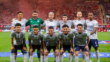 GUADALAJARA (MÉXICO), 27/11/2025.- Jugadores de Cruz Azul forman este jueves, en un partido de cuartos final de la Liga MX entre Guadalajara y Cruz Azul en el Estadio Akron, en Guadalajara (México). EFE/ Francisco Guasco