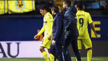 Pablo Fornals abandonando el campo por su propio pie tras sufrir un desmayo en pleno partido ante el Athletic Club.