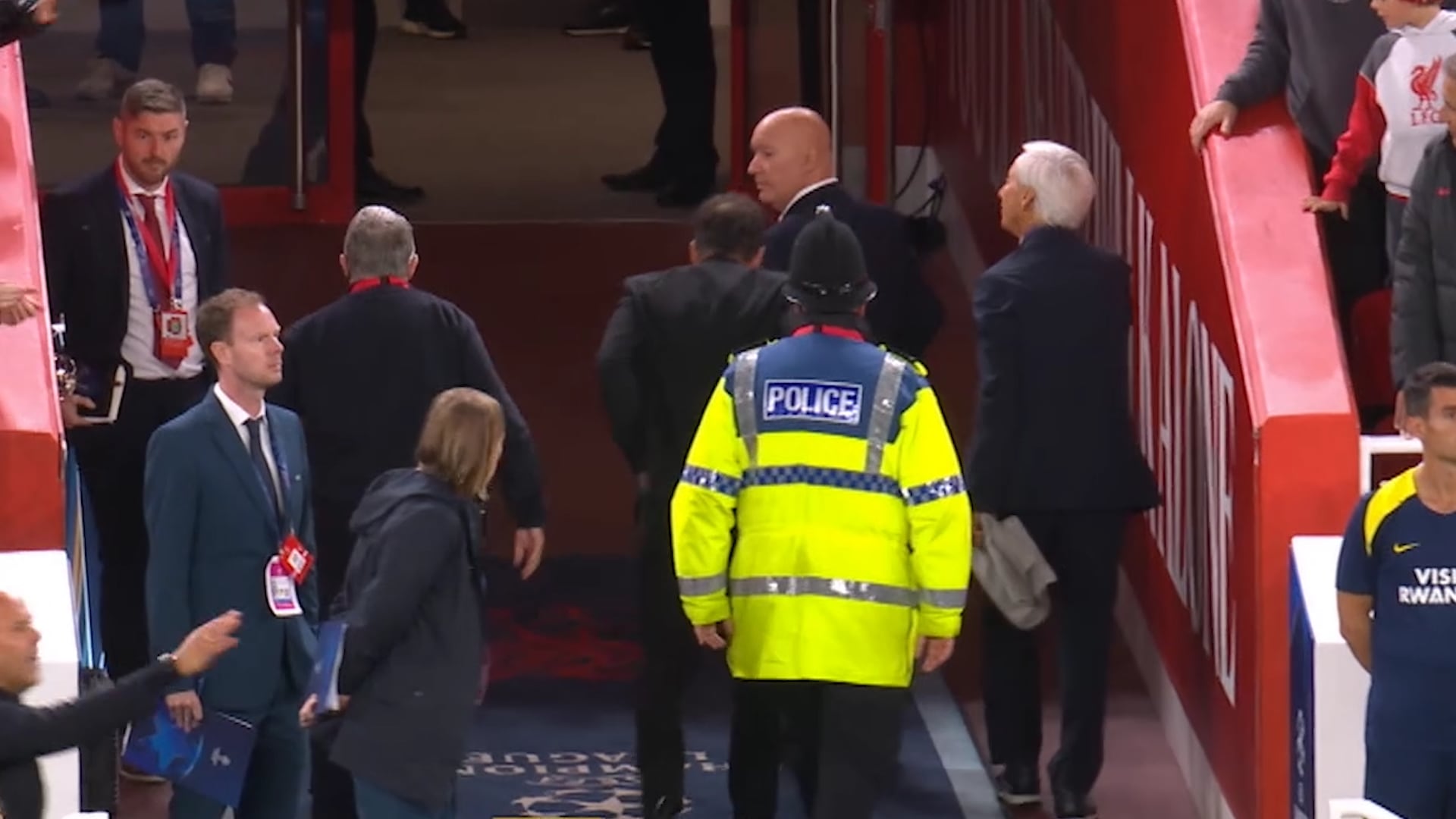 No se quedó ahí: la despedida de Anfield a Simeone tras la roja y la peineta que fue el recochineo total