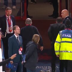 No se quedó ahí: la despedida de Anfield a Simeone tras la roja y la peineta que fue el recochineo total