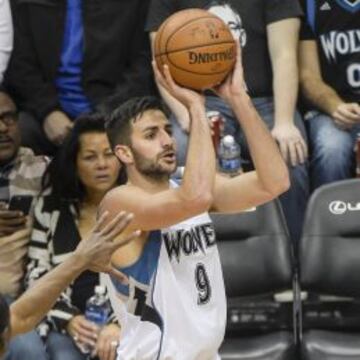 Ricky Rubio lanza un triple.