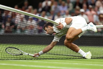 Novak Djokovic cae sobre la red durante un duelo frente a Hubert Hurkacz en el partido de cuarta ronda de individuales masculinos del Campeonato de Wimbledon 2023.