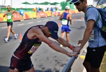 El atleta francés Yohann Diniz afrontó la prueba de los 50km marcha con problemas estomacales, e incluso atacó a los cinco minutos de carrera destacándose del grupo. Su sufrimiento se hizo visible ante las cámaras, ya que el atleta sufrió diarrea en plena carrera y se desmayó a los 35 km, aunque consiguió un meritorio octavo puesto.