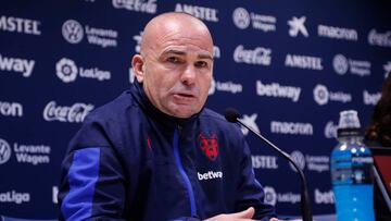 Paco López en la sala de prensa del Levante.