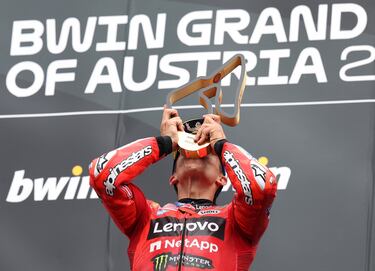 Marc Márquez celebra la victoria en el podio. 