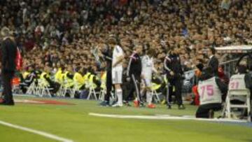 Modric se retira tras lesionarse en el partido disputado ante el Málaga.