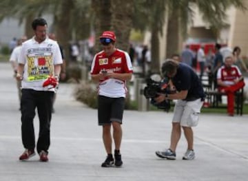 Fernando Alonso paseando por el paddock en el Circuito Internacional de Bahrain