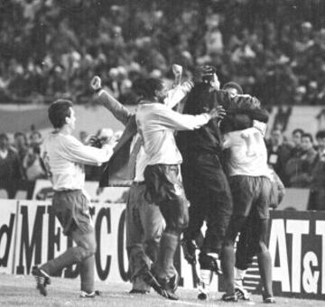 Con goles de Fredy Rincón (x2), Asprilla (x2) y Adolfo 'El Tren' Valencia, Colombia goleó a Argentina en Buenos Aires.