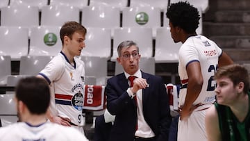 Moncho Fernández, entreandor del Monbus Obradoiro, da instrucciones a Laurynas Beliauskas y Steven Enoch.