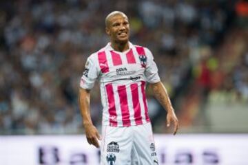 Chivas, Monterrey, América, Querétaro y Necaxa utilizaron el color rosa en su uniforme para apoyar el mes del cáncer de mama.