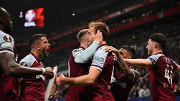 West Ham United&#039;s English defender Craig Dawson (C) celebrates with teammates after scoring his team&#039;s first goal during the UEFA Europa League quarter-final second-leg football match between Olympique Lyonnais (OL) and West Ham United at the Gr