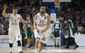 Sergio Llull celebra una canasta.