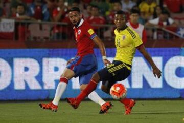 El jugador de Chile Mauricio Isla (i) disputa el balón con Daniel Torres (d) de Colombia hoy, jueves 12 de octubre de 2015, durante un partido por la eliminatorias sudamericanas para el Mundial de Rusia 2018, en el estadio Nacional en Santiago de Chile (Chile). EFE/Christian Iglesias