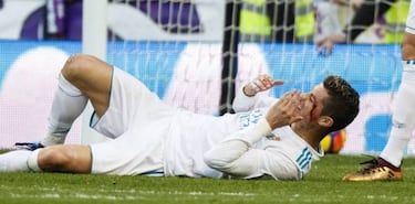 Cristiano Ronaldo checks bloody face on doctor's mobile