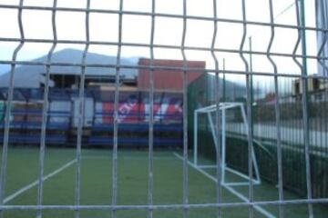 La cancha de Lazareto fue donde Alexis dio sus primeros pasos. Hace un año él la refaccionó con luces y pasto sintético, junto a otras cuatro canchas de la comuna. 