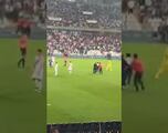Pedro Gallese arroja celular de hincha peruano por querer tomarse una foto con Messi