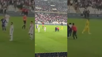 Pedro Gallese arroja celular de hincha peruano por querer tomarse una foto con Messi