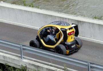 El piloto de Fórmula Uno Sebastian Vettel, visita el centro de pruebas "ZE" de Renault en Boulogne-Billancourt, Francia.