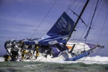 La embarcación que participa en la Volvo Ocean Race encalló en un arrecife en las Islas Mauricio.
