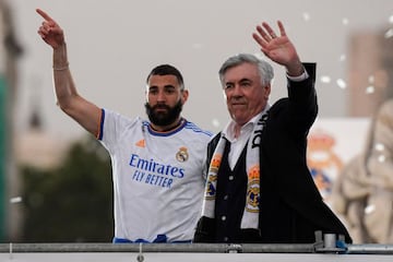 Benzema y Ancelotti en la celebración del título.