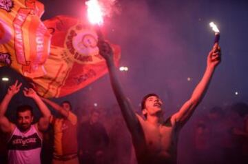 Fanáticos del equipo Galatasaray celebran, la Superliga de Campeones de Turquía, en Estambul (Turquía). El Galatasaray logró su vigésimo título de campeón de la Liga turca, tras el empate (2-2) cosechado hoy por el Fenerbahce, segundo clasificado, en su visita al campo del Istanbul Basaksehir. 