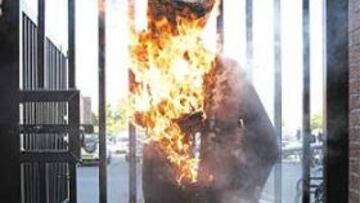 Muñeco de Glazer ardiendo