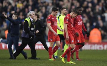 No es poco común que en la FA Cup inglesa, clubes de divisiones menores sorprendan y pongan contra las cuerdas a los todopoderosos de la Premier League. En esta ocasión, la víctima fue el Leicester City, el campeón de Inglaterra que sigue sin dar una en 2017. Ahora, los de Ranieri cayeron 1-0 ante el Millwall, equipo de la Tercera División. Pero no fueron los únicos en hacer el ridículo: el Lincoln City de Quinta División se convirtió en el primer equipo no profesional en avanzar a los cuartos de final de la FA Cup desde 1917 tras eliminar al Burnley.