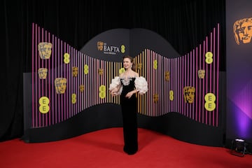Lily Collins durante la alfombra roja de los Premios BAFTA 2024 celebrados en el Royal Festival Hall del Southbank Centre de Londres.