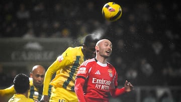 Tondela's South African midfielder Sphephelo Sithole (C) and SL Benfica's Norwegian midfielder #08 Fredrik Aursnes (R) go for a header during the Portuguese League football match between CD Tondela and SL Benfica at the Joao Cardoso stadium in Tondela on February 1, 2026. (Photo by Miguel RIOPA / AFP)