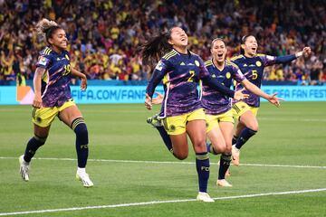 El Mundial de Australia – Nueva Zelanda 2023 será recordado como el torneo en el que Colombia logró su mejor rendimiento en el fútbol femenino. La Selección comandada por Linda Caicedo, Leicy Santos y Catalina Usme, ganó terminó como primera del Grupo H con 6 puntos. Luego venció a Jamaica en octavos de final consiguiendo por primera vez su pase a los cuartos de final, donde cayó 2-1 frente a Inglaterra. Linda se llevó el premio al mejor gol del torneo en el 2-1 frente a Alemania.