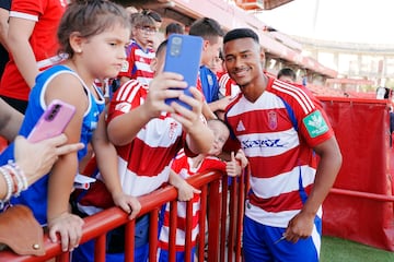 El central del Granada hizo un buen gol, en una jugada a balón parado. Llegó al corazón del área pequeña y remató sin oposición.