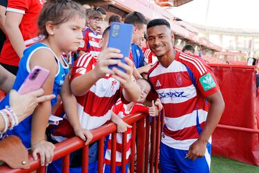El central del Granada hizo un buen gol, en una jugada a balón parado. Llegó al corazón del área pequeña y remató sin oposición.