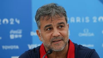 Ambros Martín, técnico del equipo español femenino de balonmano, durante la rueda de prensa que ha ofrecido este miércoles en la capital francesa de cara a su participación en los Juegos Olímpicos de París 2024.