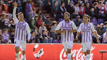 GRAF1444. VALLADOLID, 07/10/2018.- El centrocampista del Real Valladolid, Rubén Alcaraz (i), celebra el gol marcado ante el Huesca durante el partido perteneciente a la octava jornada de liga de Primera División disputado en el estadio Munic