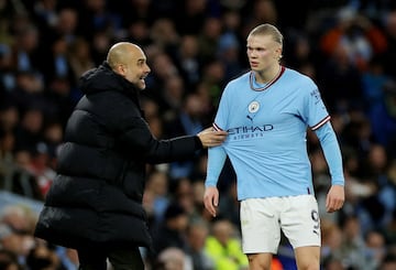 Pep Guardiola y Erling Haaland, entrenador y jugador del Manchester City, durante un partido.