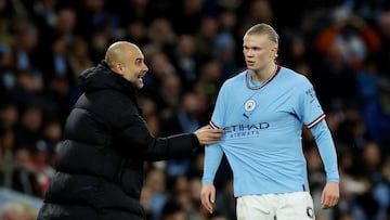 Pep Guardiola y Erling Haaland, entrenador y jugador del Manchester City, durante un partido.