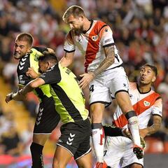 Los centrales sacan al Rayo del laberinto del empate