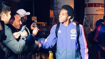 Carlos Sánchez en la llegada de la Selección Colombia a Londres