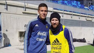 Nahuel Pérez con Messi.