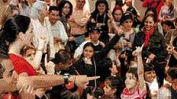 <b>AMIGO DE LOS NIÑOS.</B> Montoya se reunió con niños colombianos.