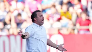 GIRONA, SPAIN - OCTOBER 15: Sergio Gonzalez, Head Coach of Cadiz CF reacts during the LaLiga Santander match between Girona FC and Cadiz CF at Montilivi Stadium on October 15, 2022 in Girona, Spain. (Photo by Alex Caparros/Getty Images)