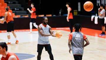 VALENCIA, 24/06/2025.- El alero del Valencia Basket Semi Ojeleye (c) durante un entrenamiento celebrado este martes en Valencia para ultimar su preparación para el tercer partido de la final de la Liga Endesa contra el Real Madrid que intentará este miércoles hacerse con el título con un tercer triunfo en la serie ante un rival obligado a ganar en la Fonteta para forzar el cuarto partido. EFE/ Ana Escobar