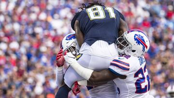ORCHARD PARK, NY - SEPTEMBER 16: Mike Williams #81 of the Los Angeles Chargers makes a touchdown reception as he is tackled by Vontae Davis #22 of the Buffalo Bills during the first half at New Era Field on September 16, 2018 in Orchard Park, New York. Los Angeles defeats Buffalo 31-20. Brett Carlsen/Getty Images/AFP
== FOR NEWSPAPERS, INTERNET, TELCOS & TELEVISION USE ONLY ==