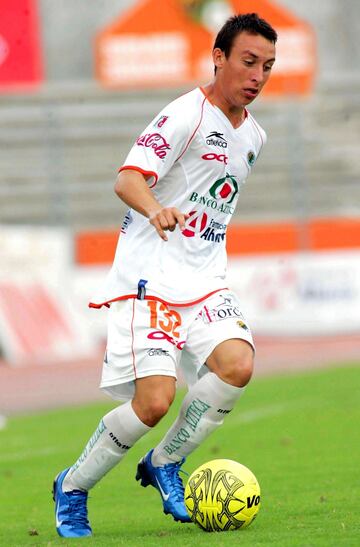 16 años, 8 meses y 14 días.
Debutó con Jaguares.