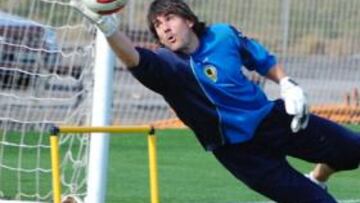 <b>SE ESTRENÓ. </b>Ricardo Sanzol se entrenó ayer por primera vez con la plantilla del Hércules.